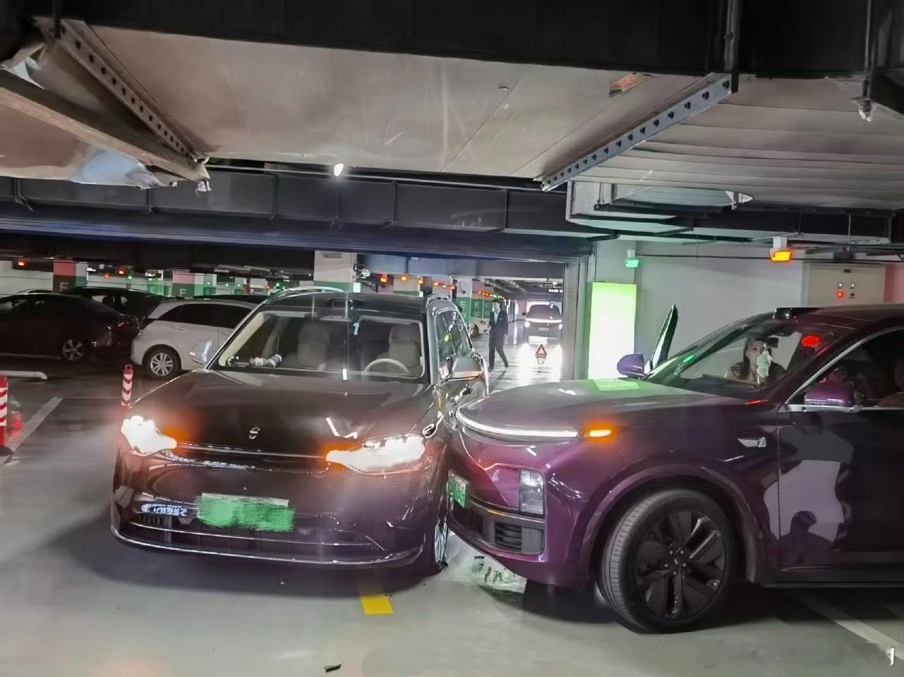 理想L9怼了问界M9M9胎爆了大概率L9灯碎了和我上次i6被怼类似，大灯和前端框