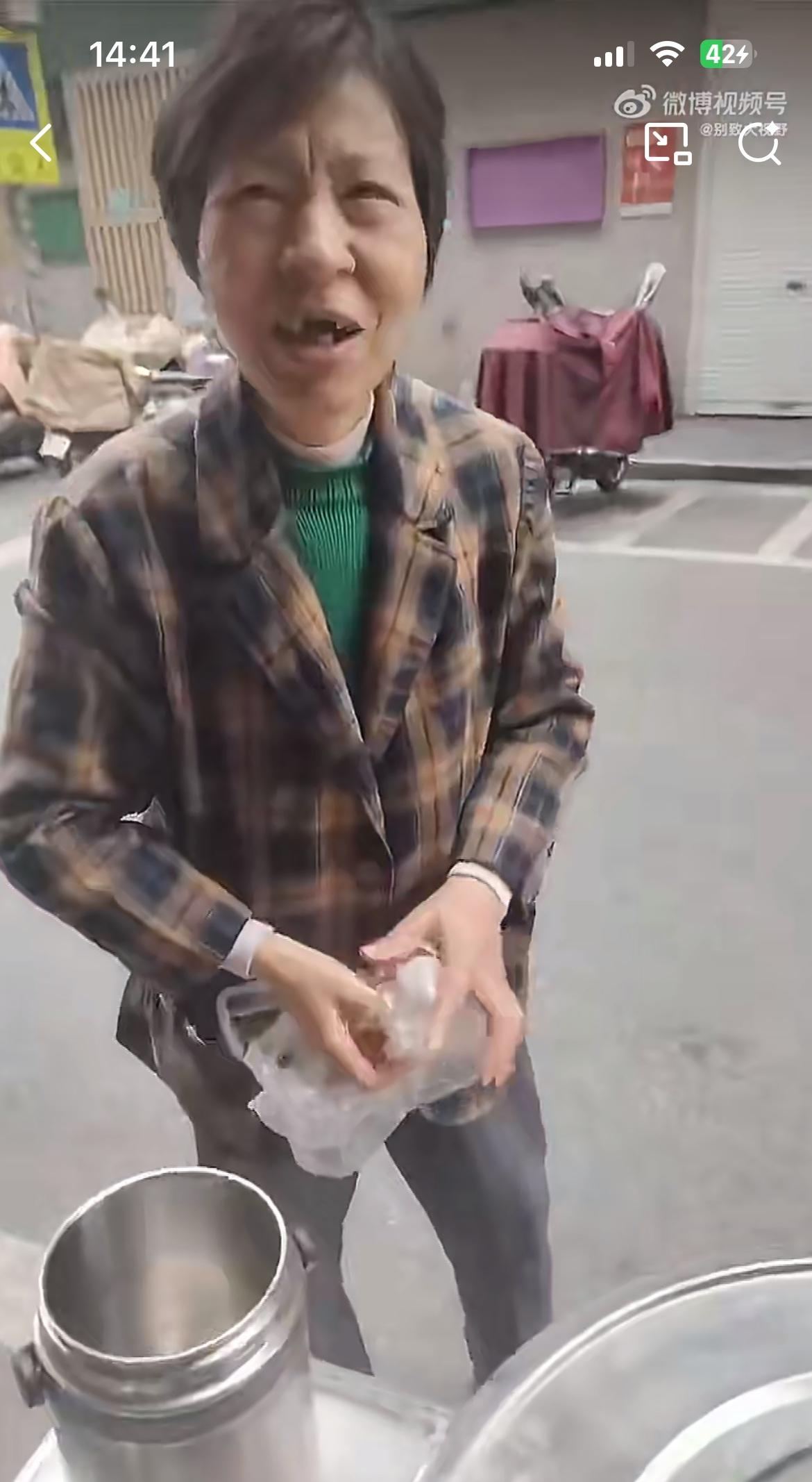 图中的大妈因为家庭困难，卖盒饭的摊主送了一份饭给她吃。令摊主没想到的是，第二天她