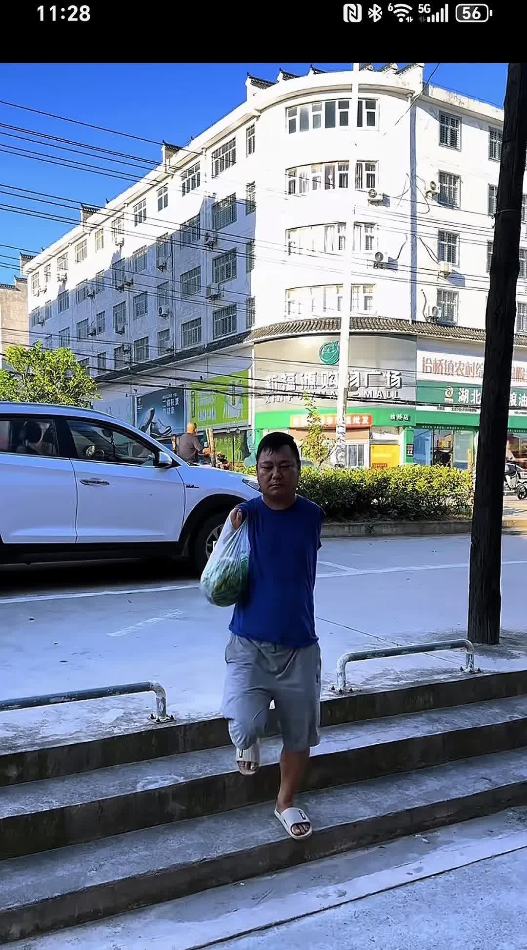 西爪碎了，心也碎了～残疾人男子买了西瓜下台阶后西瓜从袋子里掉了下来，男子无奈