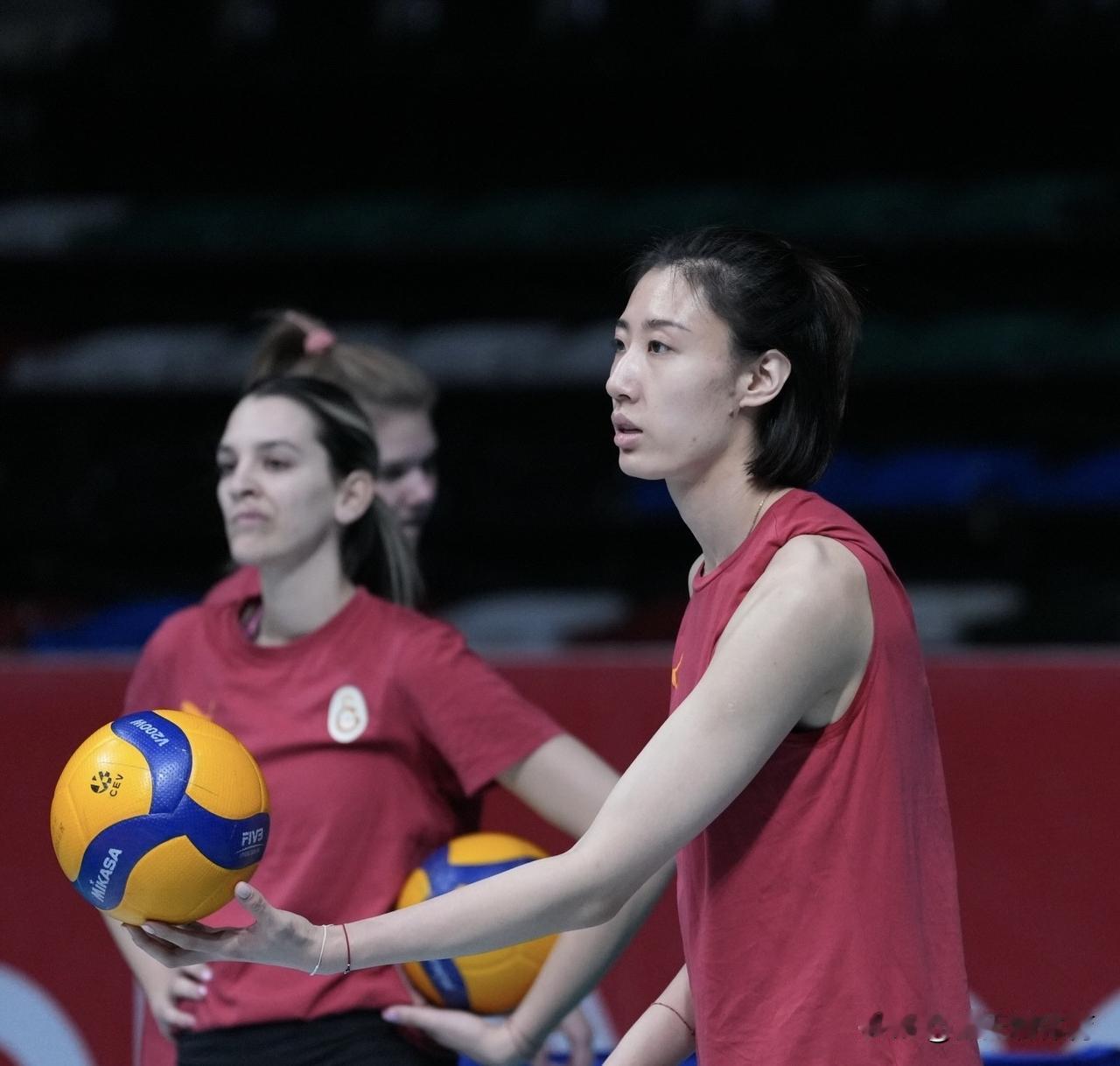 王媛媛又跟加拉塔萨雷续约了一个赛季，下个赛季继续在土超联赛打球，还想着媛媛这强势