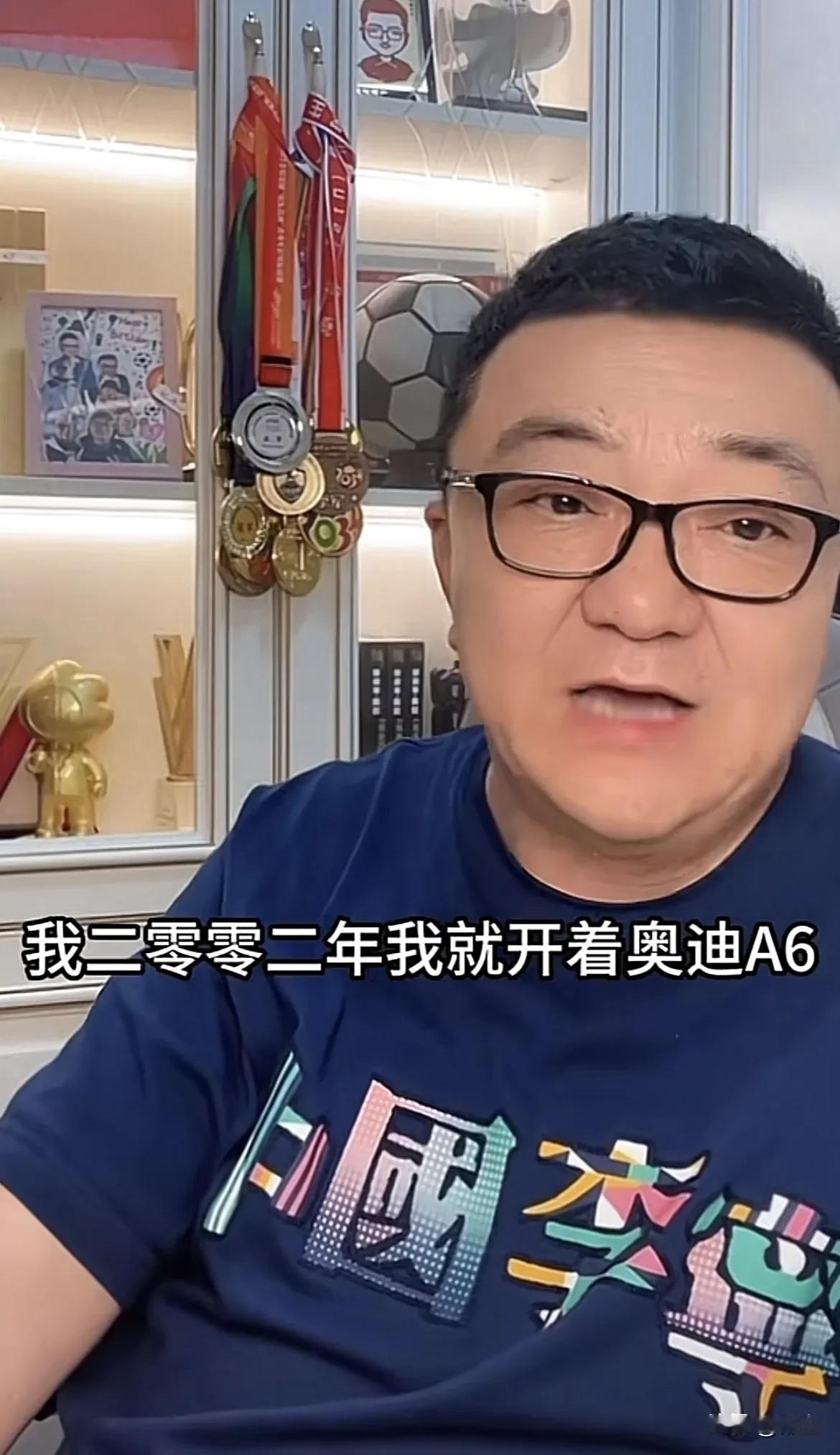 董路直播回应质疑。因为很多人说董路是靠投资青训才挣的钱，他直接在网上开直播回应