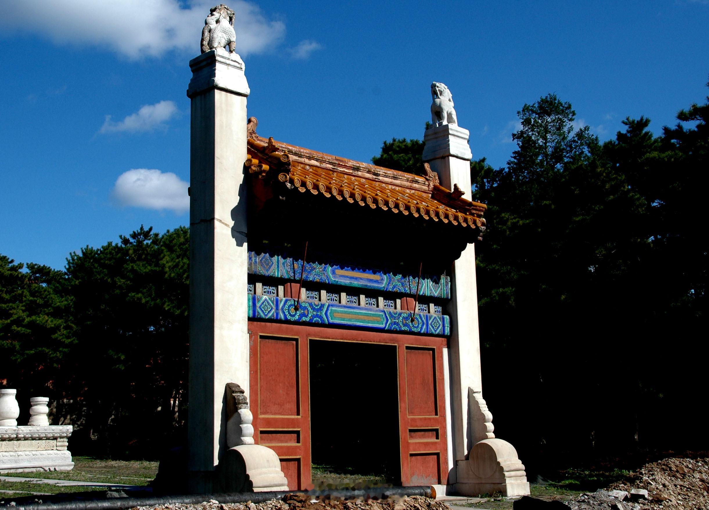 清朝从福陵到昌陵的二柱门每根柱子下都用的是滚墩石。一些宫院的屏门、独立的垂花门也