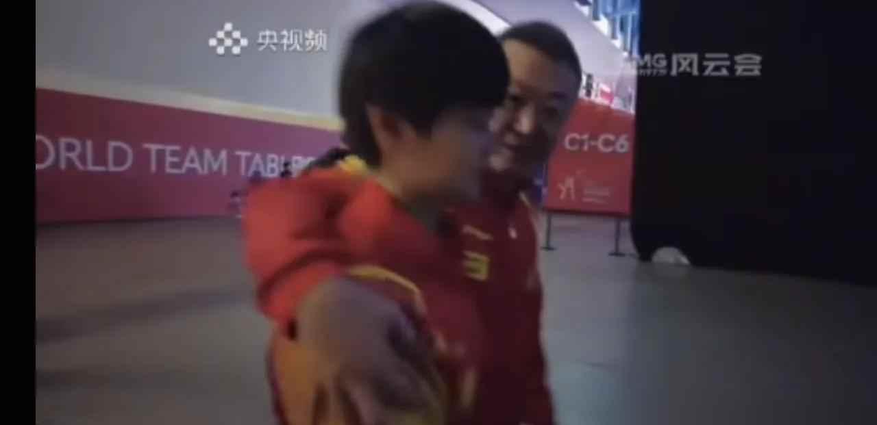 孙颖莎和马琳笑场尴尬，教练越界引热议，国球背后藏着啥秘密？最近刷到个乒乓球的视