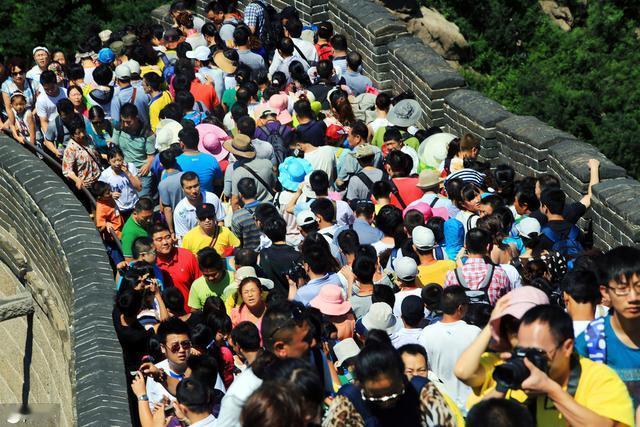 都说消费降级了，但为何国庆旅游依旧人山人海？我算了下，2个人，一台纯电车，去50