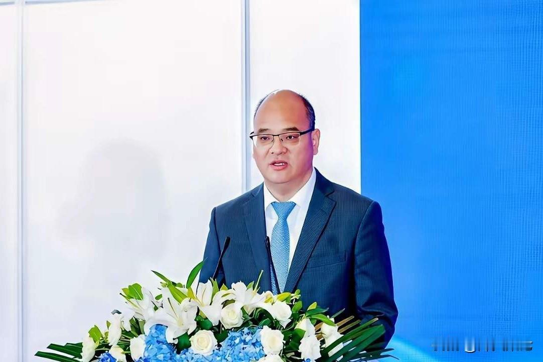 你敢信吗？央企高管出国公干，居然在机场贵宾室喝到烂醉，逼着全机几百人等他一个？