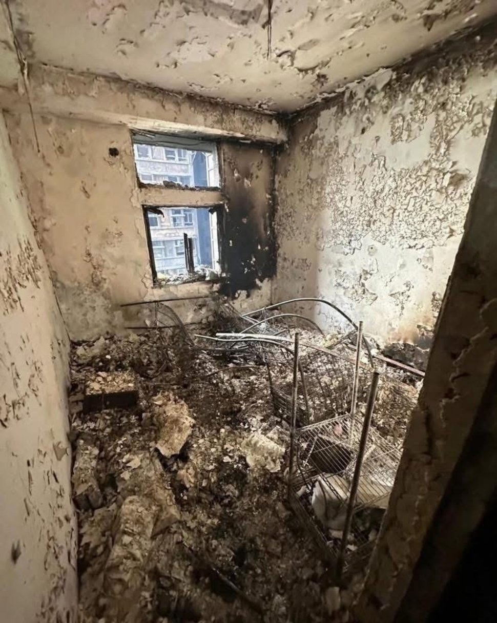 香港警方在宏盛阁发现遇难者遗体香港商报发布了一组宏福苑火灾内部的情况，能烧的都