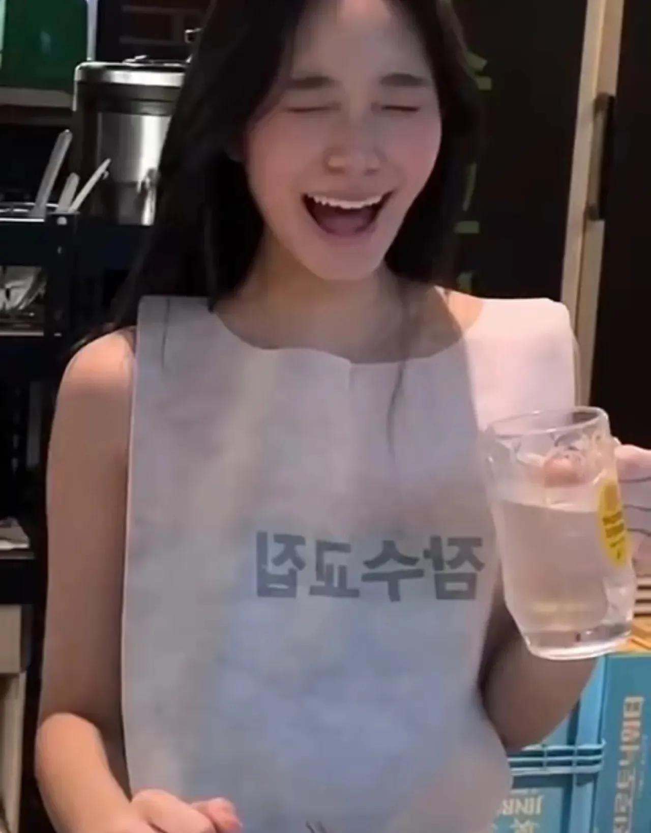 小S家的女儿暑假选择去韩国旅游，有拍到她打扮的阳光甜美妩媚动人。她开心的表示选择
