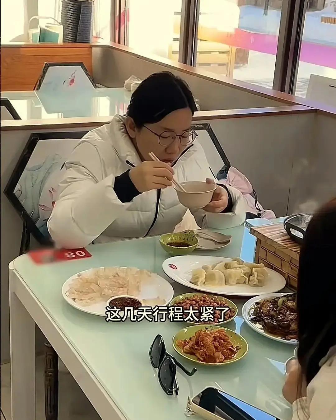 长白山景区早餐3人超500元，坑钱风险飙升！1月1日旅游旺季，小娜、金哥、小凤仨