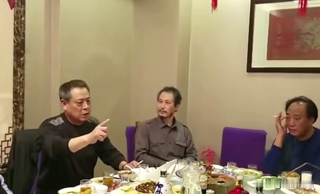 有朋友发了一段演员张治中去世前的影像。视频是在八年前拍的，当年是多么精神饱满