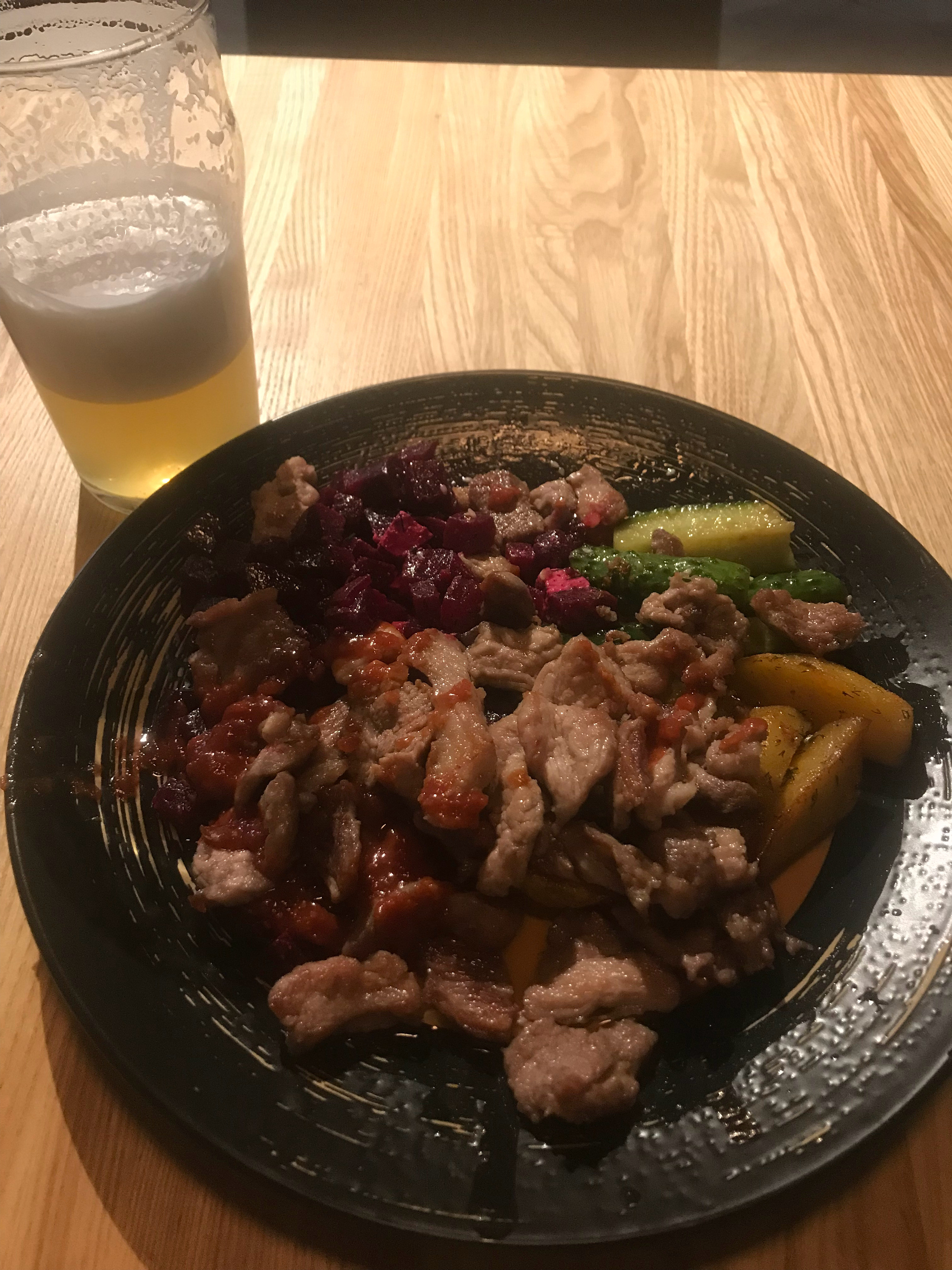 今日晚餐，我们餐厅的黄瓜甜菜土豆，外加我自己做的炒肉乌克兰·基辅