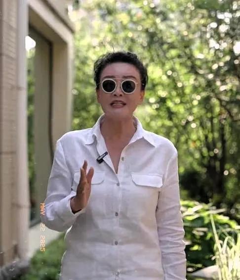 一个普通阿姨的70年人生路，藏着啥秘密？张兰今年70多了，天天在直播间卖酸辣粉
