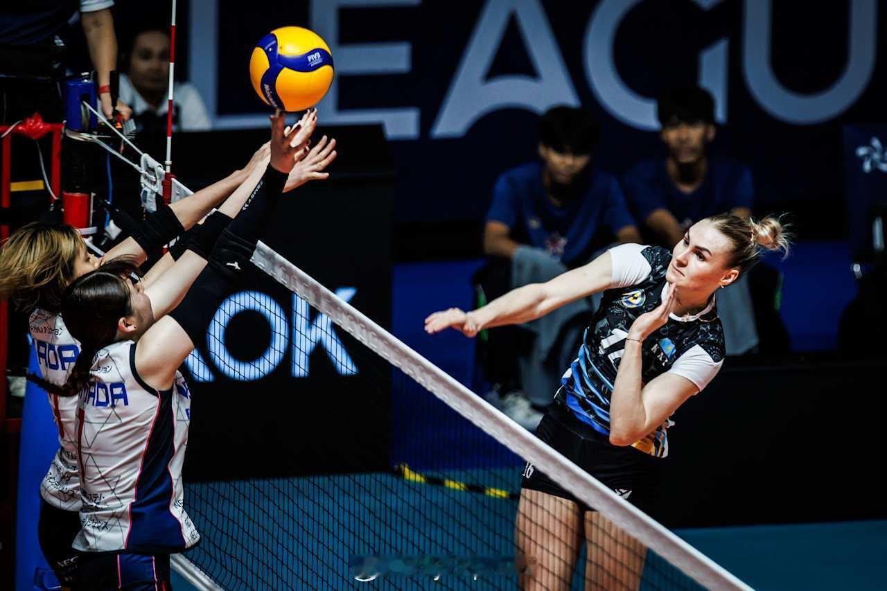 【女排亚冠川崎红箭3-1哈萨克七河进决赛锁定世俱杯席位】国际排坛战报速递中国排