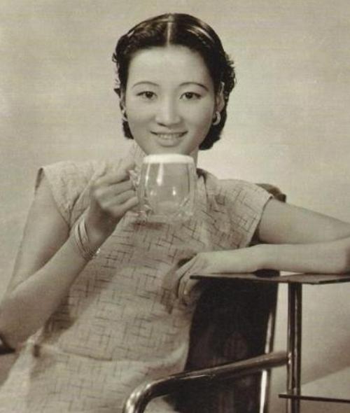 1904年深冬，北京钱家大院里红烛摇曳，17岁的新郎官被亲哥一把硬推入洞房。哥哥