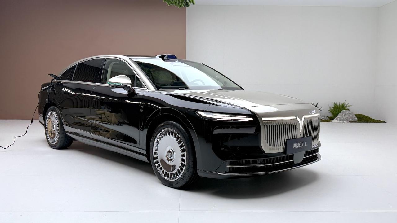 梦想家在MPV已经在细分市场登顶，气场全开的泰山在上月底正式上市了，“岚图三旗舰