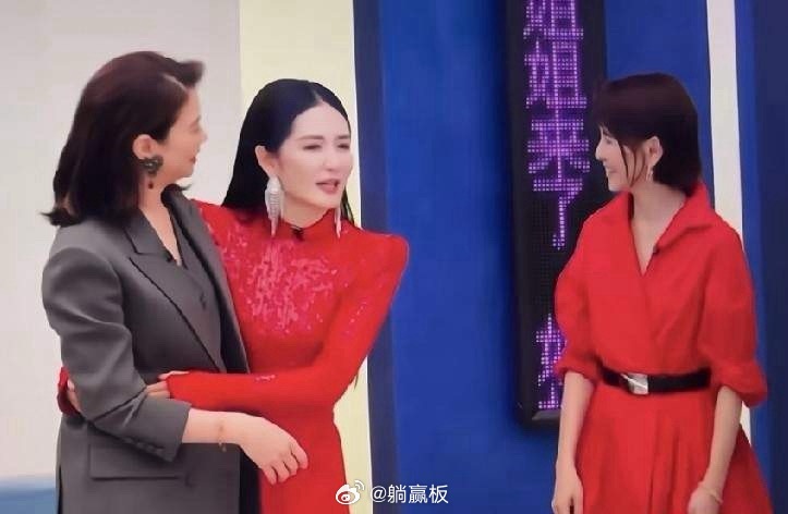 估计谢娜现在非常后悔她千不该万不该，就是不该在浪姐的初见面直播上，不分场合的跟袁