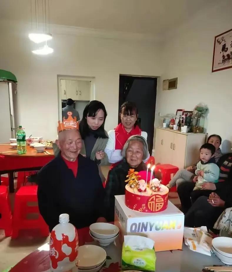 这两天老家一个亲戚找到我，说是孩子大学通知书下来了，想找我再借点钱！这次借的不