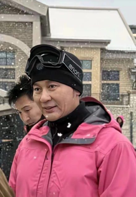 难道到了一定的年纪真会雌雄难辨吗？李晨明明现在才47岁，为什么“姨感”这么重