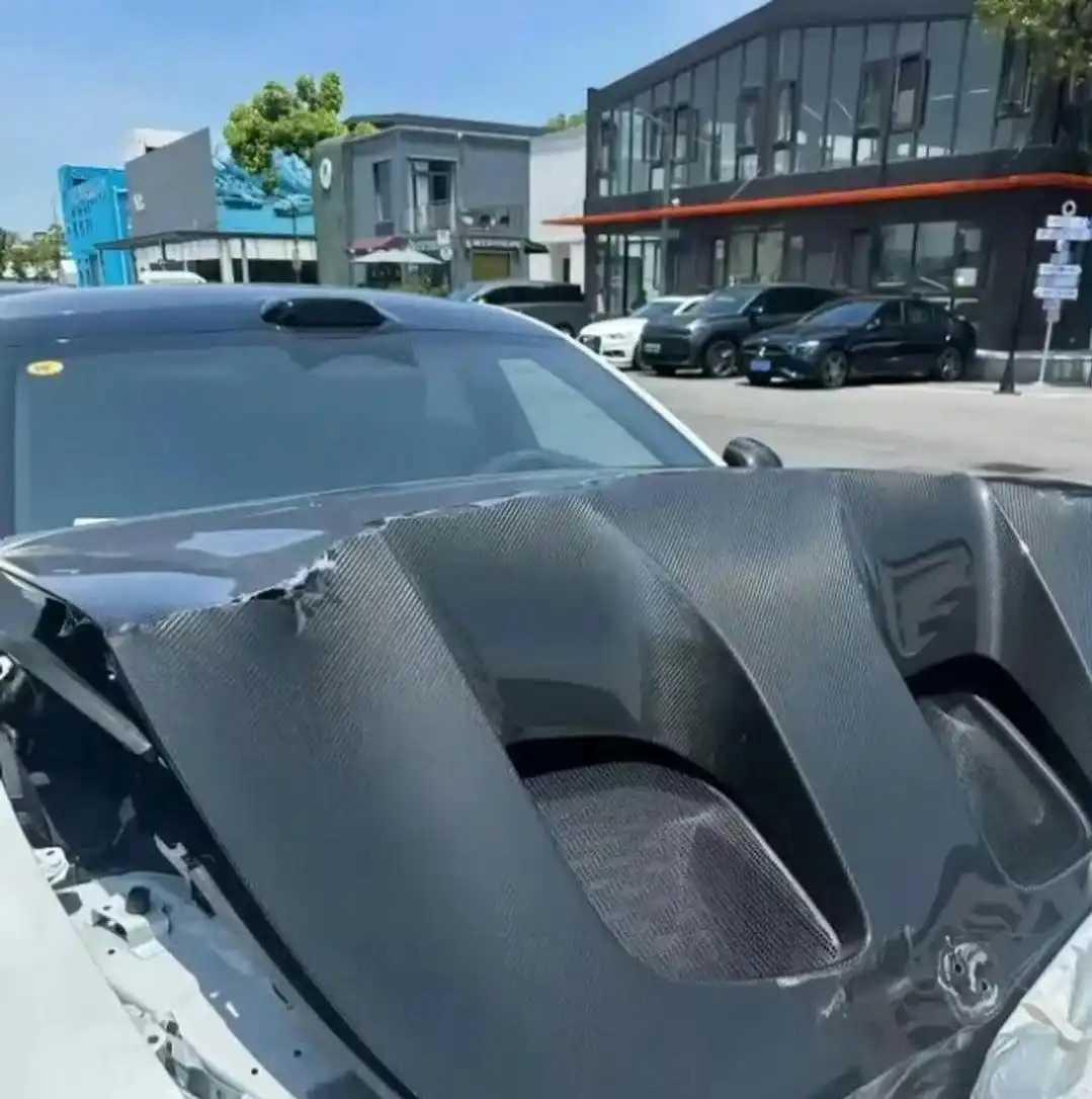 网友的小米Ultra撞了，拍了张照片问：这就是4万多的碳纤维机盖？一个网友回答