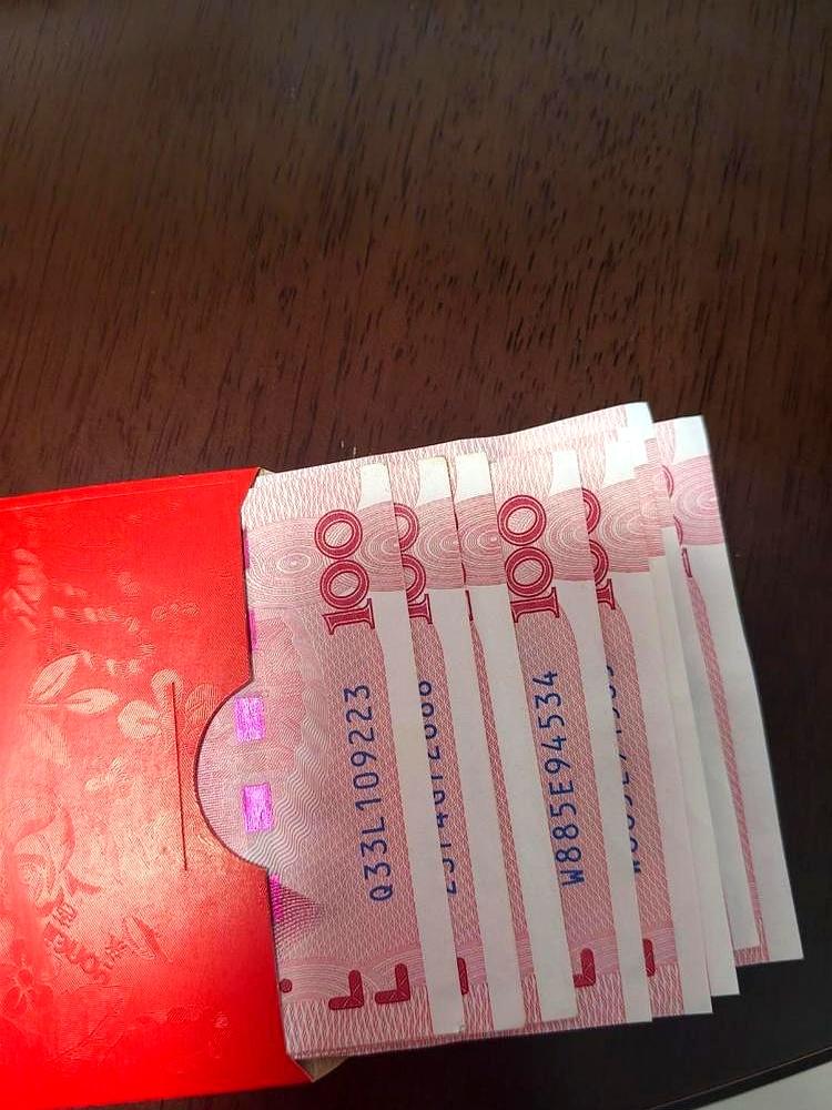 昨晚复读班的灯还亮着，朋友的儿子刚报到。孩子今年596分，在多数省份，伸手就够
