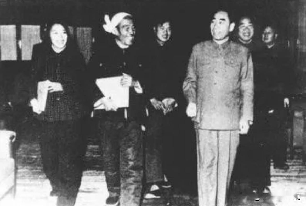 周恩来总理、朱德元帅与农民代表邢燕子(左一)，陈永贵（左二）等在一起的老照片。
