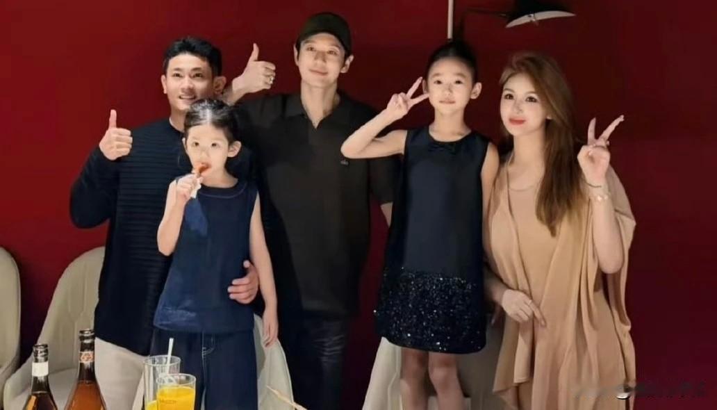 吴迪一家人与明星黄晓明聚餐，总价值超2亿豪车摆排面为6+3啤酒拍宣传片！