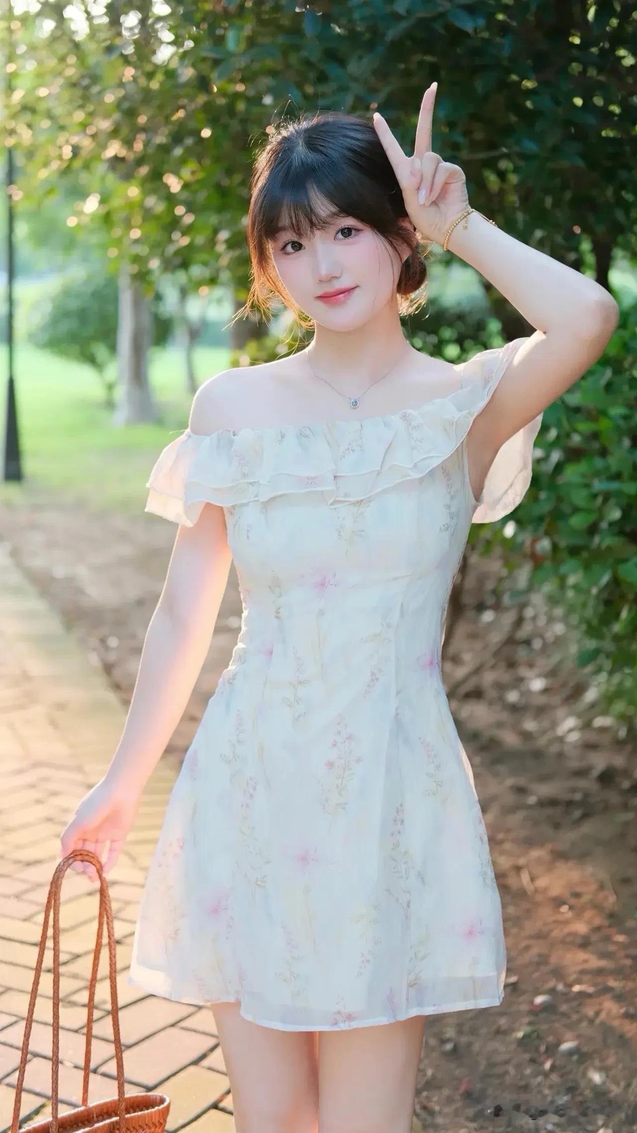 碎花裙一穿，温柔感爆棚！阳光下转个圈，裙摆轻扬，连空气都弥漫着甜味～