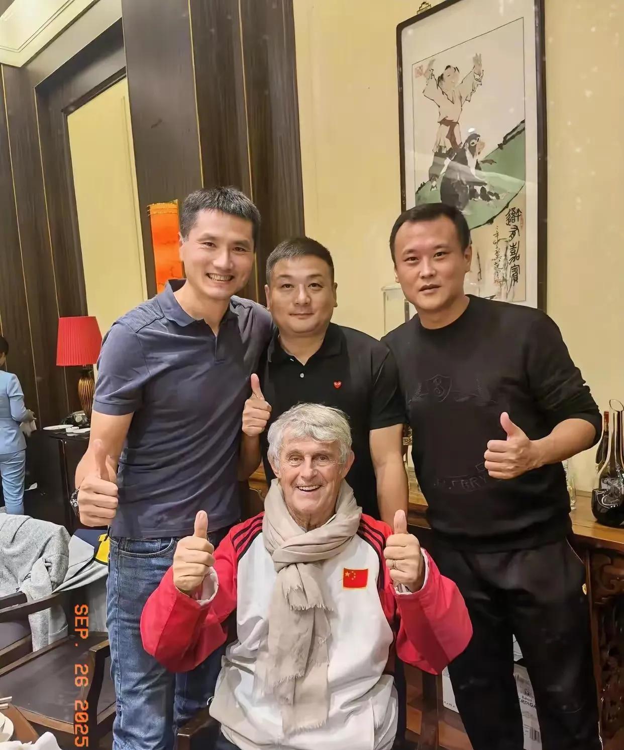近日伟大的国足主帅米卢先生和他的三位弟子——邵佳一、徐云龙、杨璞一起聚会，这三名