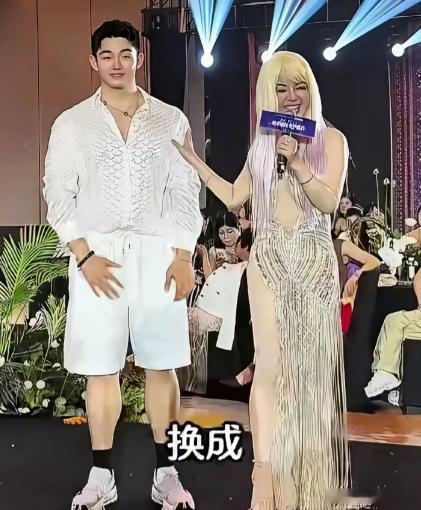 于文红又带着小30岁的男友，参加名媛演讲活动去了！这次她打扮的更夸张，一头白毛