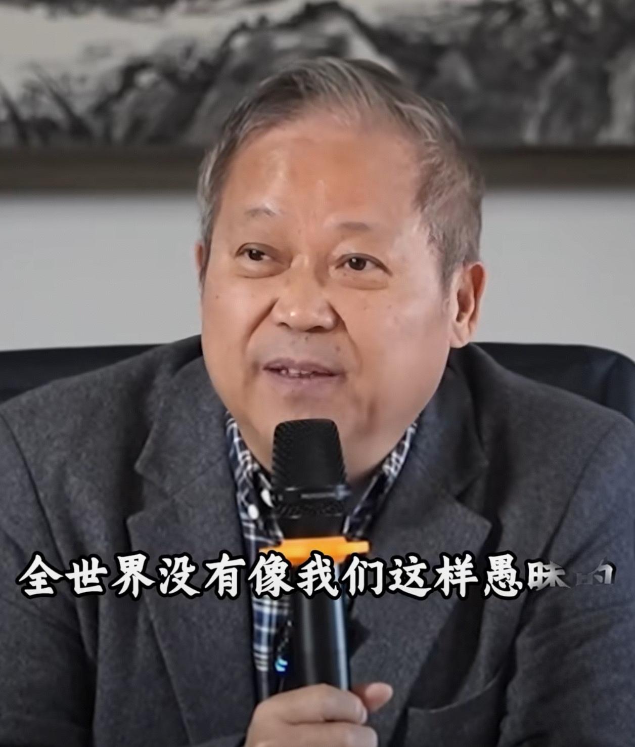 鲍鹏山在评价秦始皇的时候说到:全世界没有一个国家像我们这样愚昧的歌颂残暴的政治…