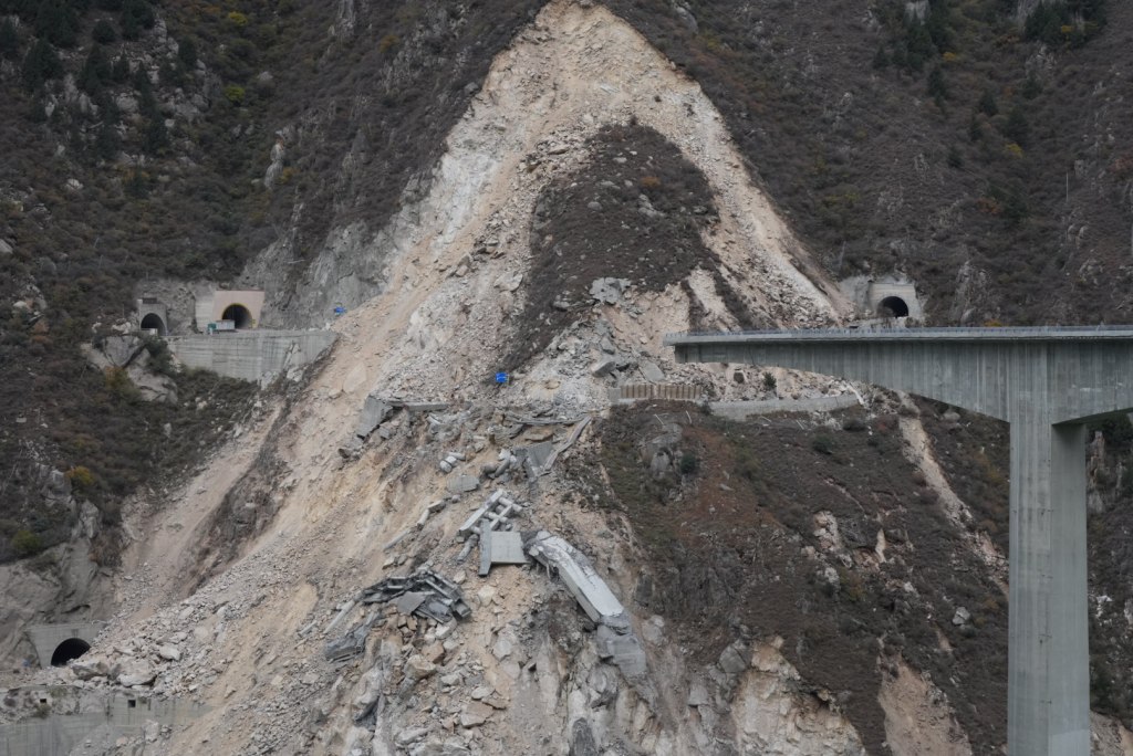 复盘四川双江口垮桥: 货车司机发现裂缝后上报, 官方快速管制免于伤亡