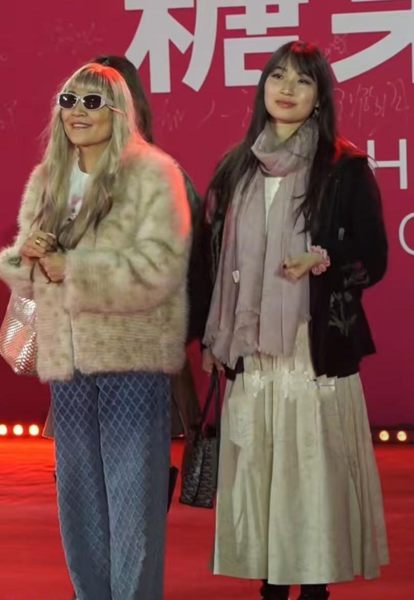看歌手张蔷女儿颜值太高了。张蔷的打扮总让人意想不到，金黄色的长发，上面穿貂，下