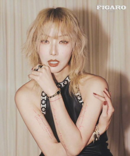 54岁的郑秀文是不是太逆天了，只知道她很喜欢健身，同剧组男演员都对她甘拜下风，说