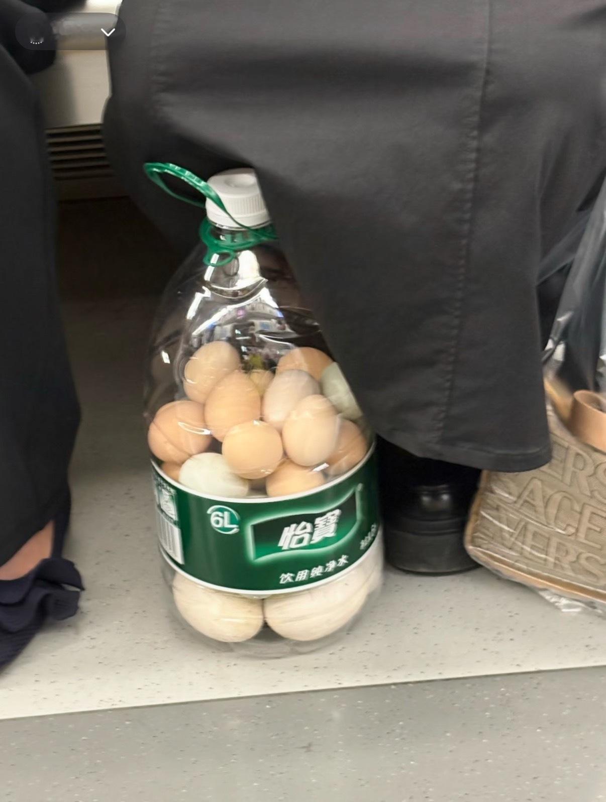 鸡蛋究竟是怎么放进瓶子的啊