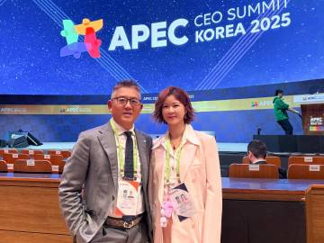 这才是杜华的本业综艺里的迷糊妈，商场上的铁娘子。杜华用乐华上市证明：真正的事业