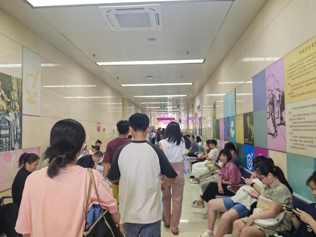 都在说如今生育率低，小孩出生率下滑，可医院依旧门庭若市，热闹非凡。老婆怀孕九个
