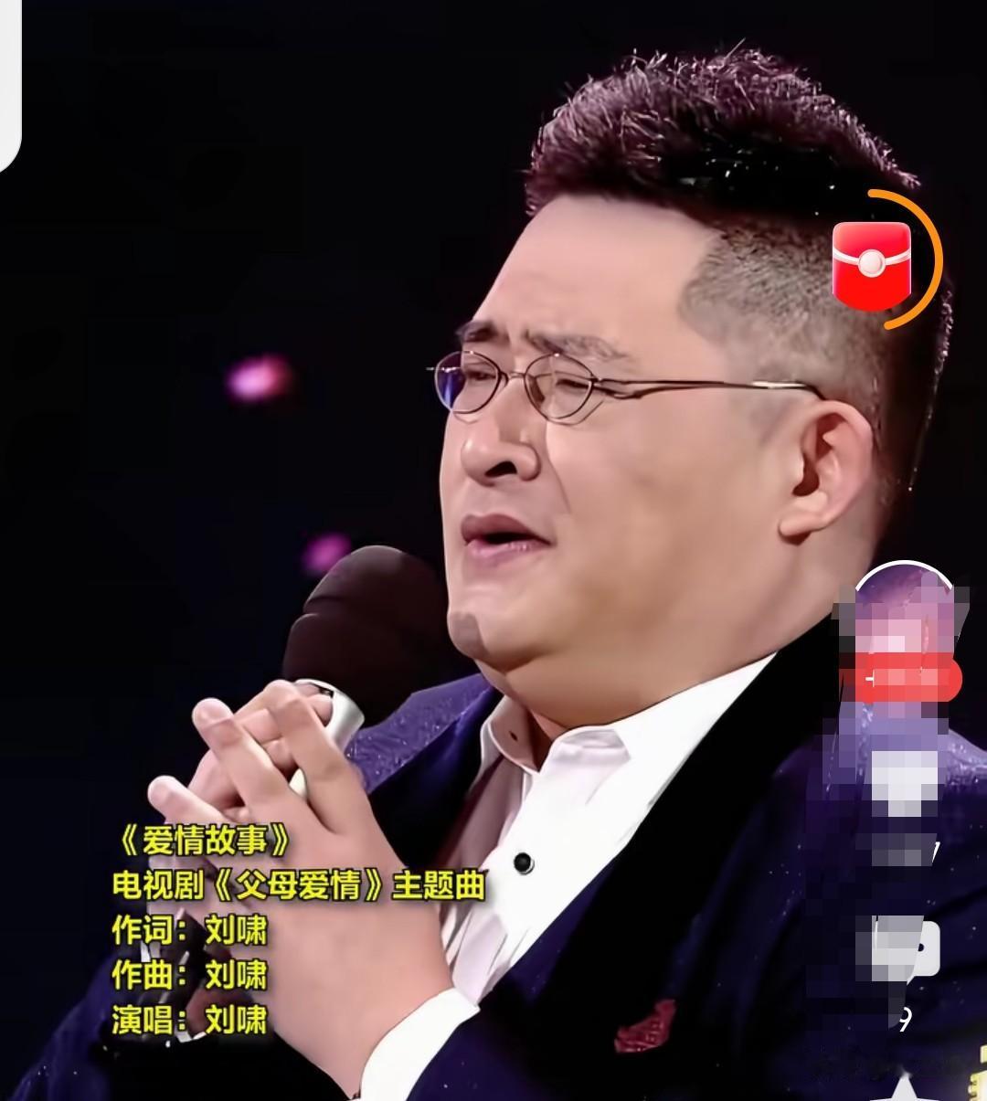 刘欢的弟弟像极了刘欢，如果头发再长一点，外形太像了。另外声音也好听，而且很有才。