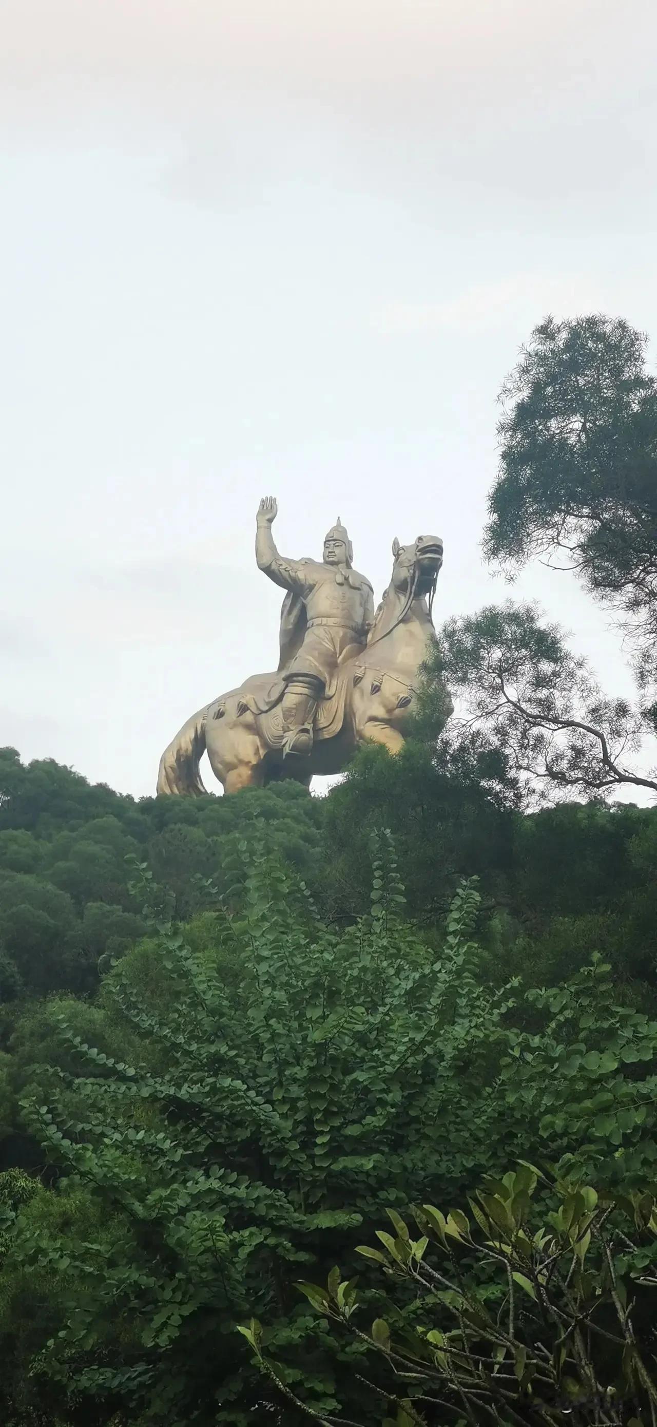 以前的大坪山郑成功雕像是右手高高扬起，向着台湾海峡挥手远眺。现在的泉州大坪山郑