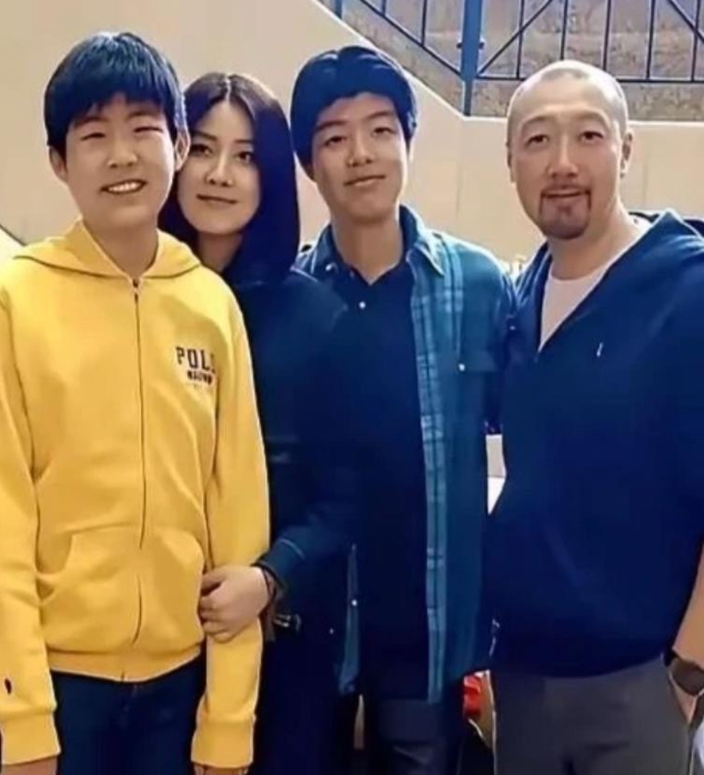 53岁的陈慧琳近日一家四口合照曝光，她与丈夫刘建浩婚后育有两个儿子，大儿子刘昇