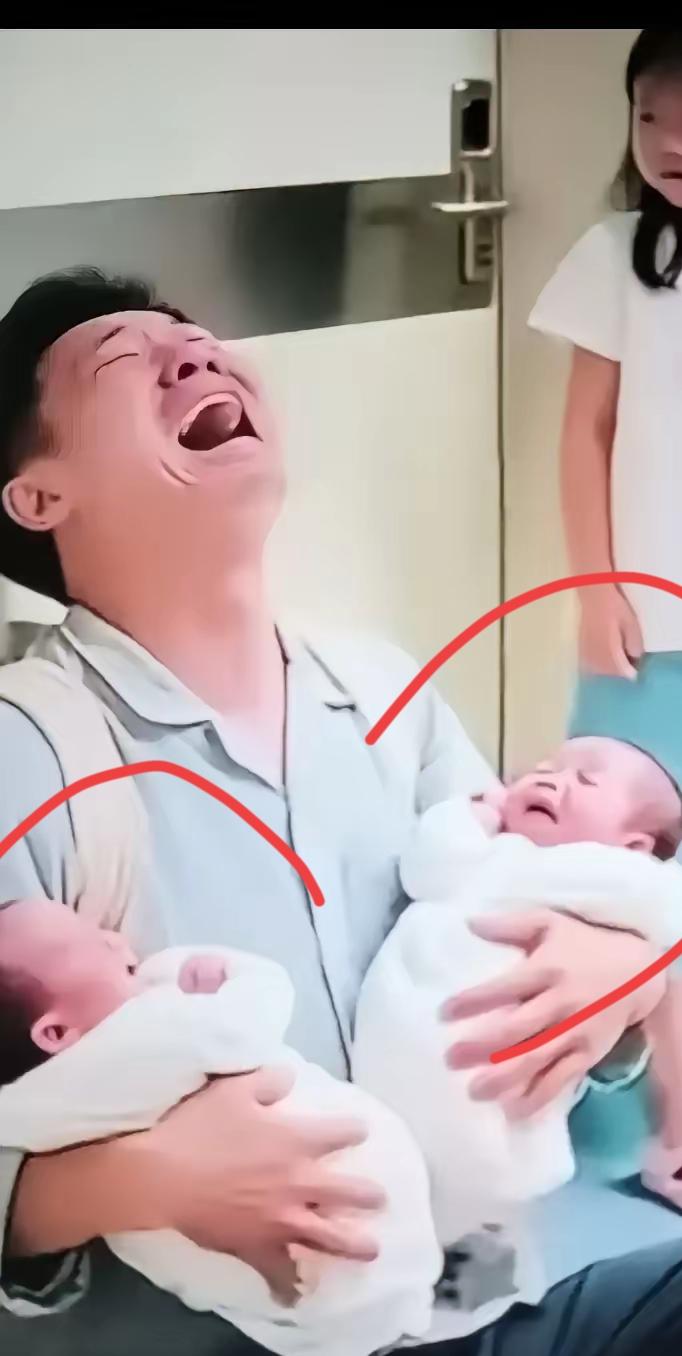 产房门口那哥们直接哭成泪人，原因是老婆提前十个月告诉他肚子里是俩儿子，结果护士抱