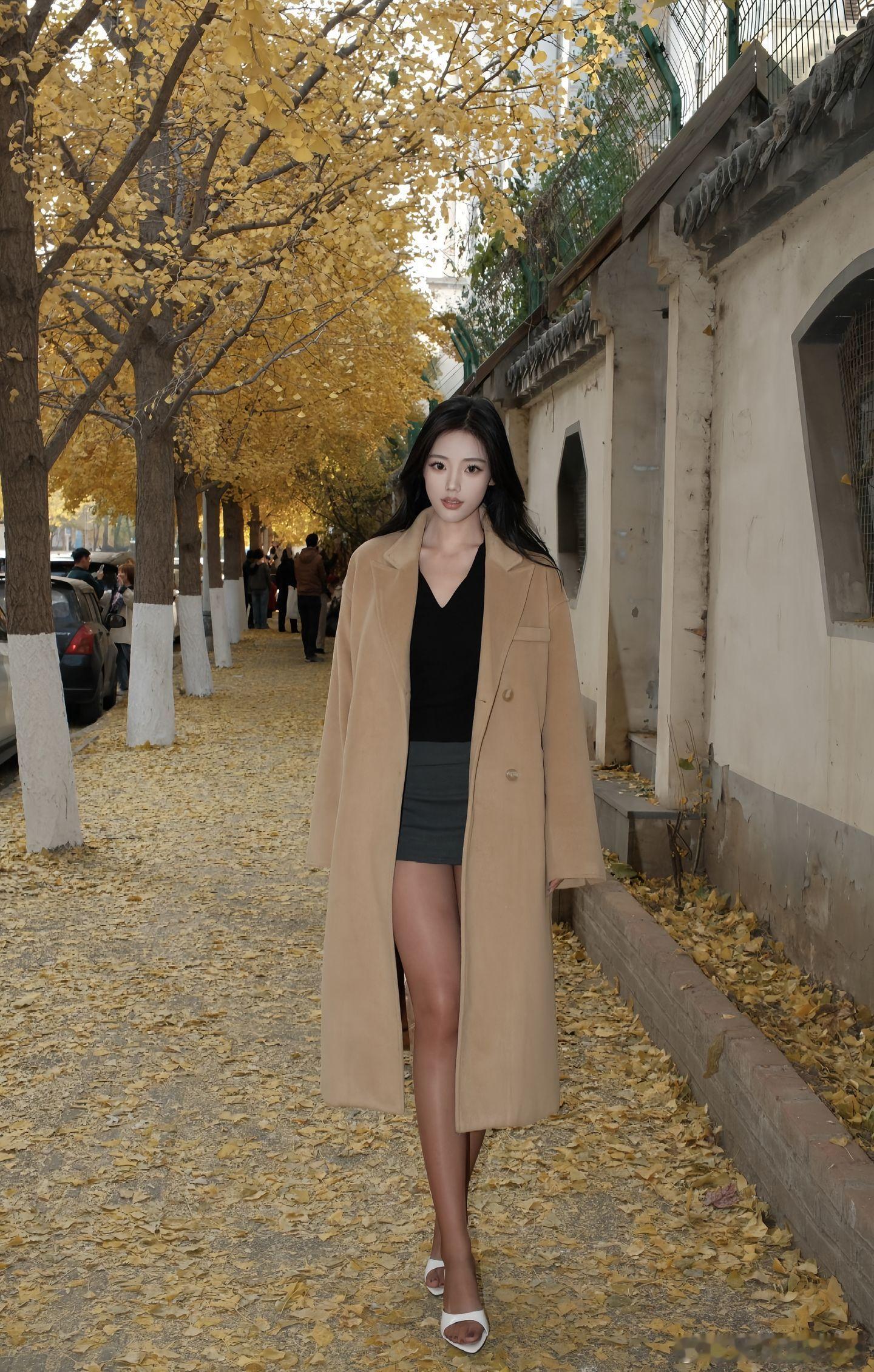 美女穿搭写真长风衣，黑短裙美女绘梦长廊