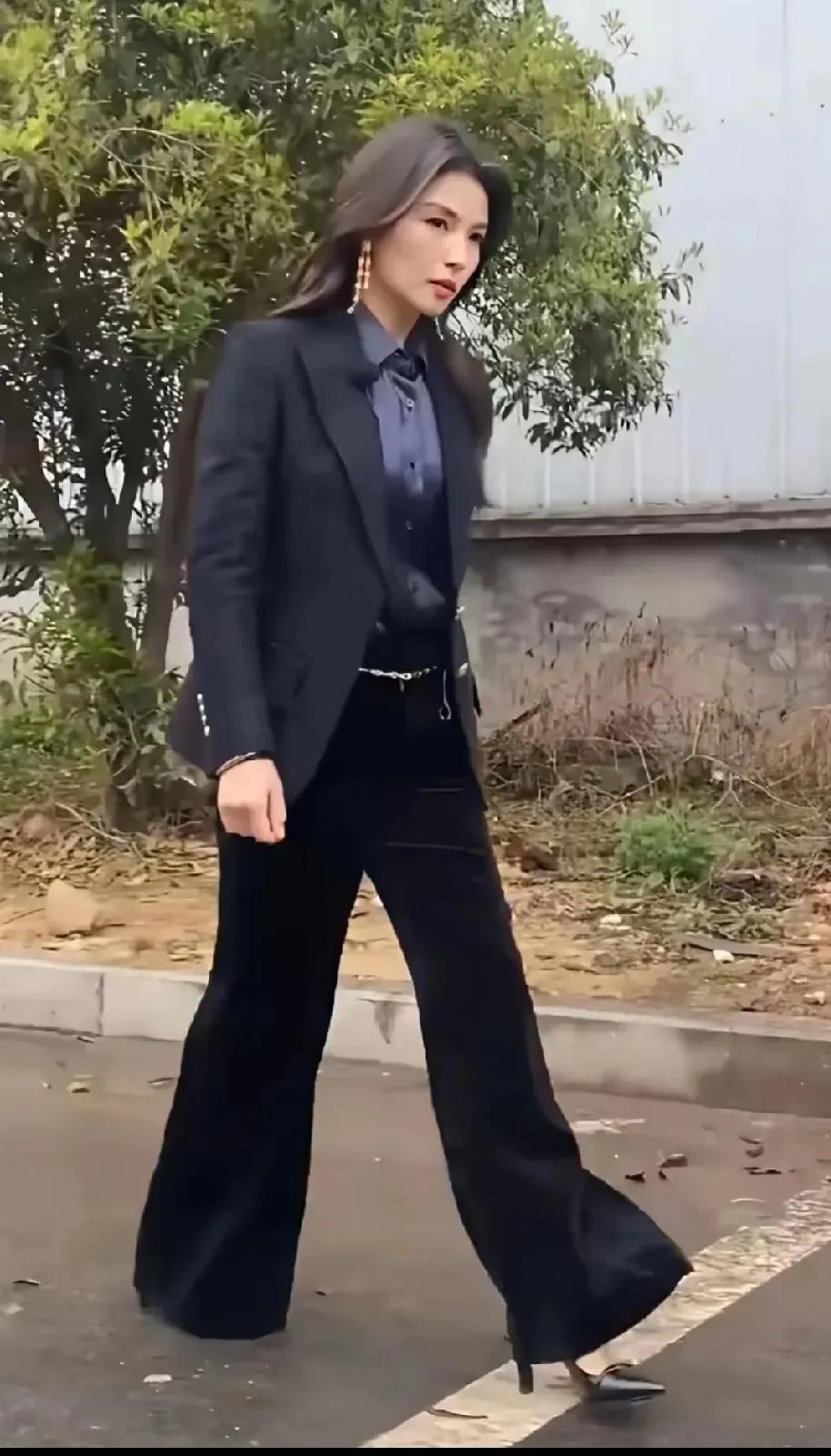 47岁刘涛被路人偶遇后，其真实状态引发了网友的讨论。从路人拍摄的照片和视频来看，