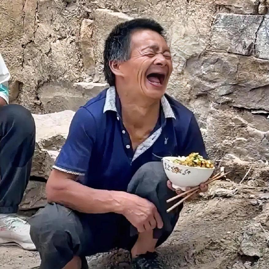 他是不幸的，却也是幸运的！山西长治的53岁残障男子秦海松，因父母双亲早逝，生活困