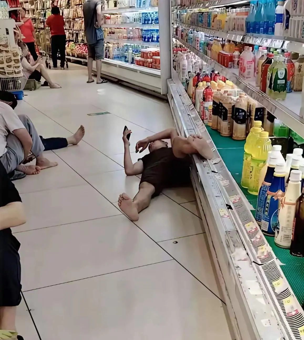 太热去超市蹭空调，大家说这样尴尬吗?
