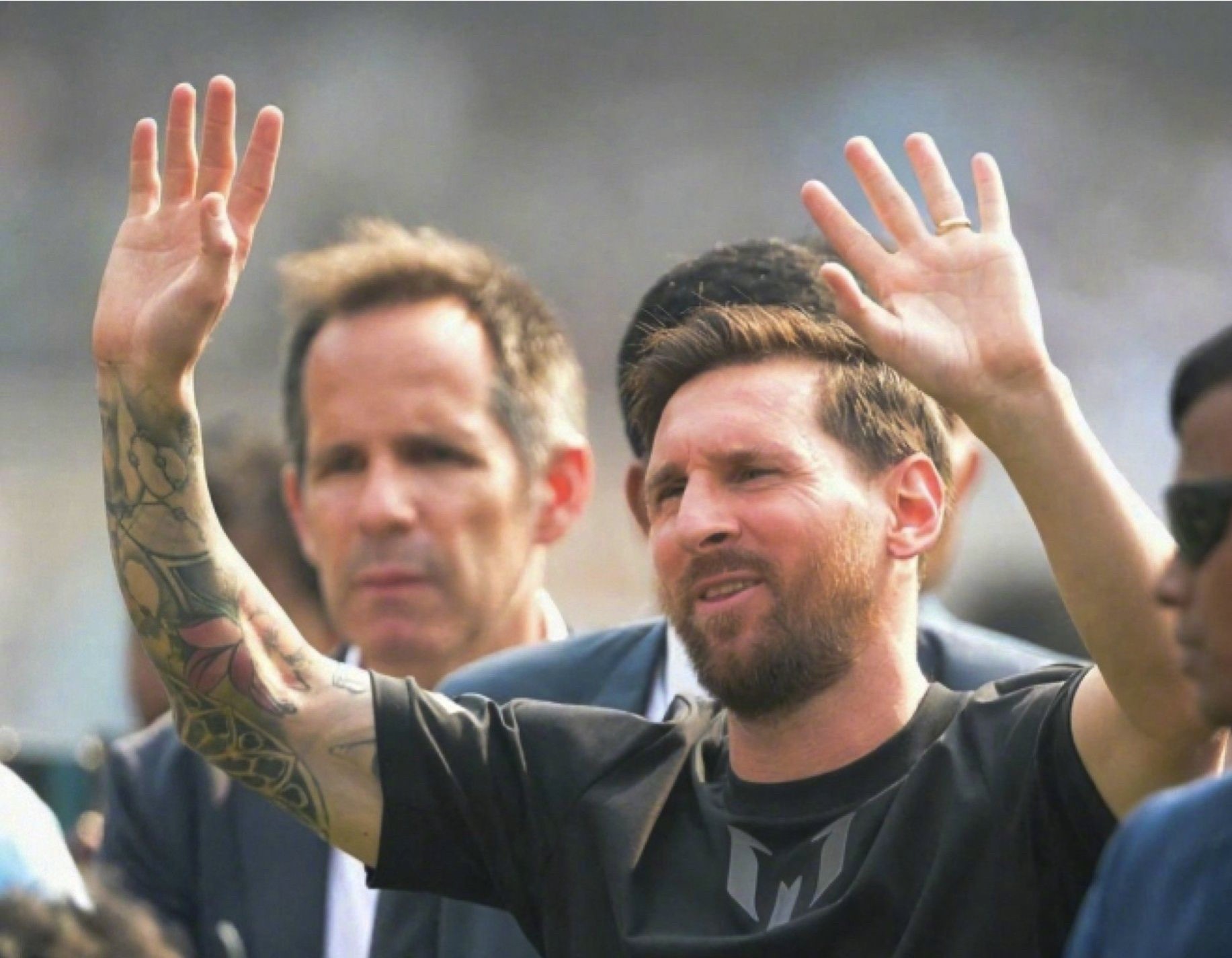 《印度时报》揭露了“梅西印度行”首站在加尔各答体育场引发的球迷冲场和混乱细节，梅