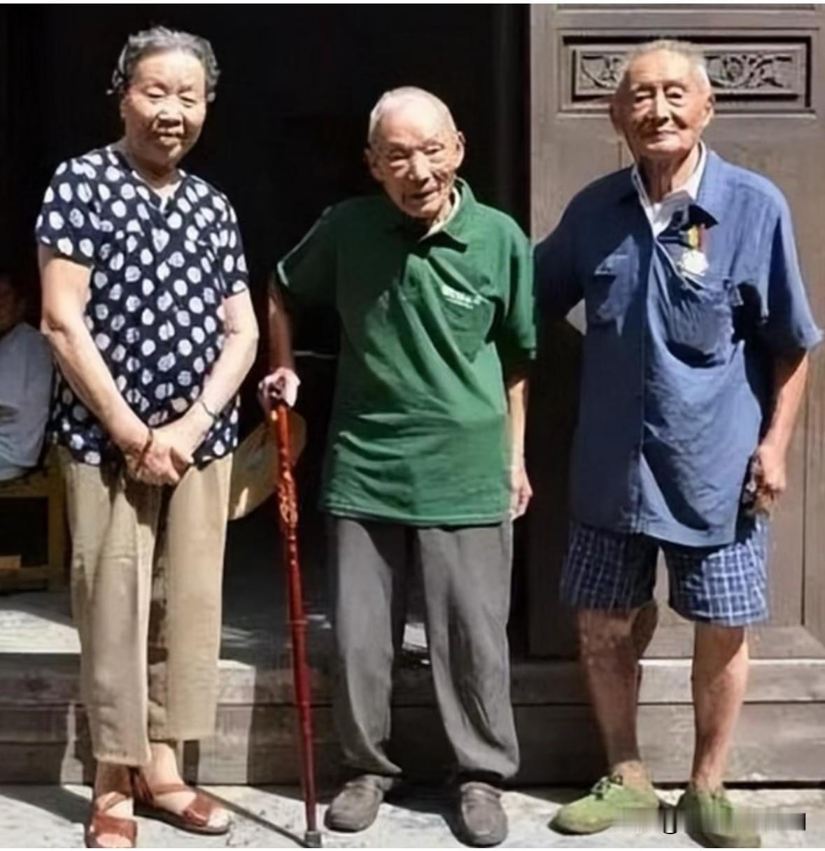 2013年，大陆最后三个军统特务留下一张合影。王庆莲是军统在大陆最后一位女特