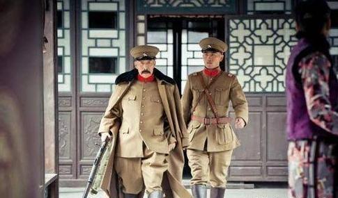 1894年，张作霖去于六家喝酒，中途于六去放水，谁料于六的小老婆二兰子竟然直接扑