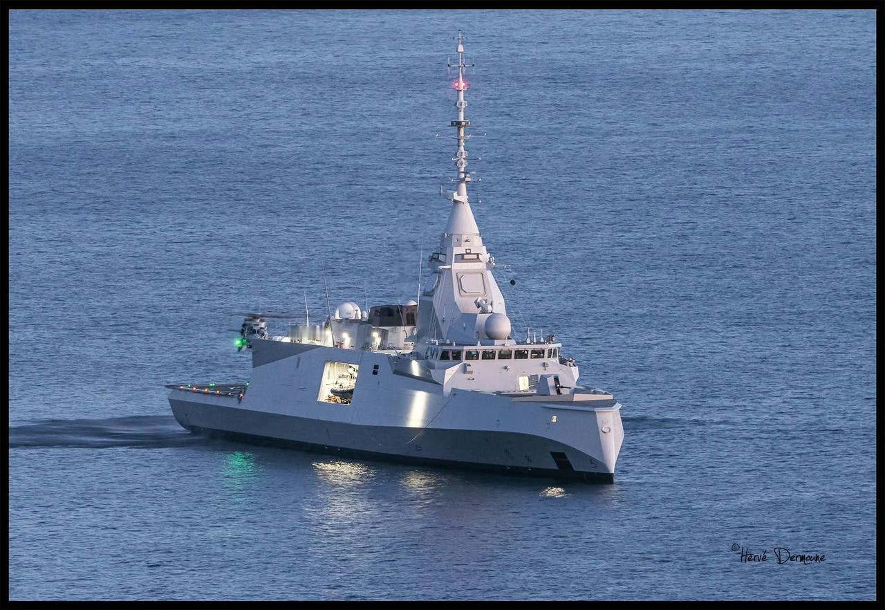 “罗纳克海军上将”号（D660）是法国FDI“干预防御护卫舰”首舰，虽母港为布雷