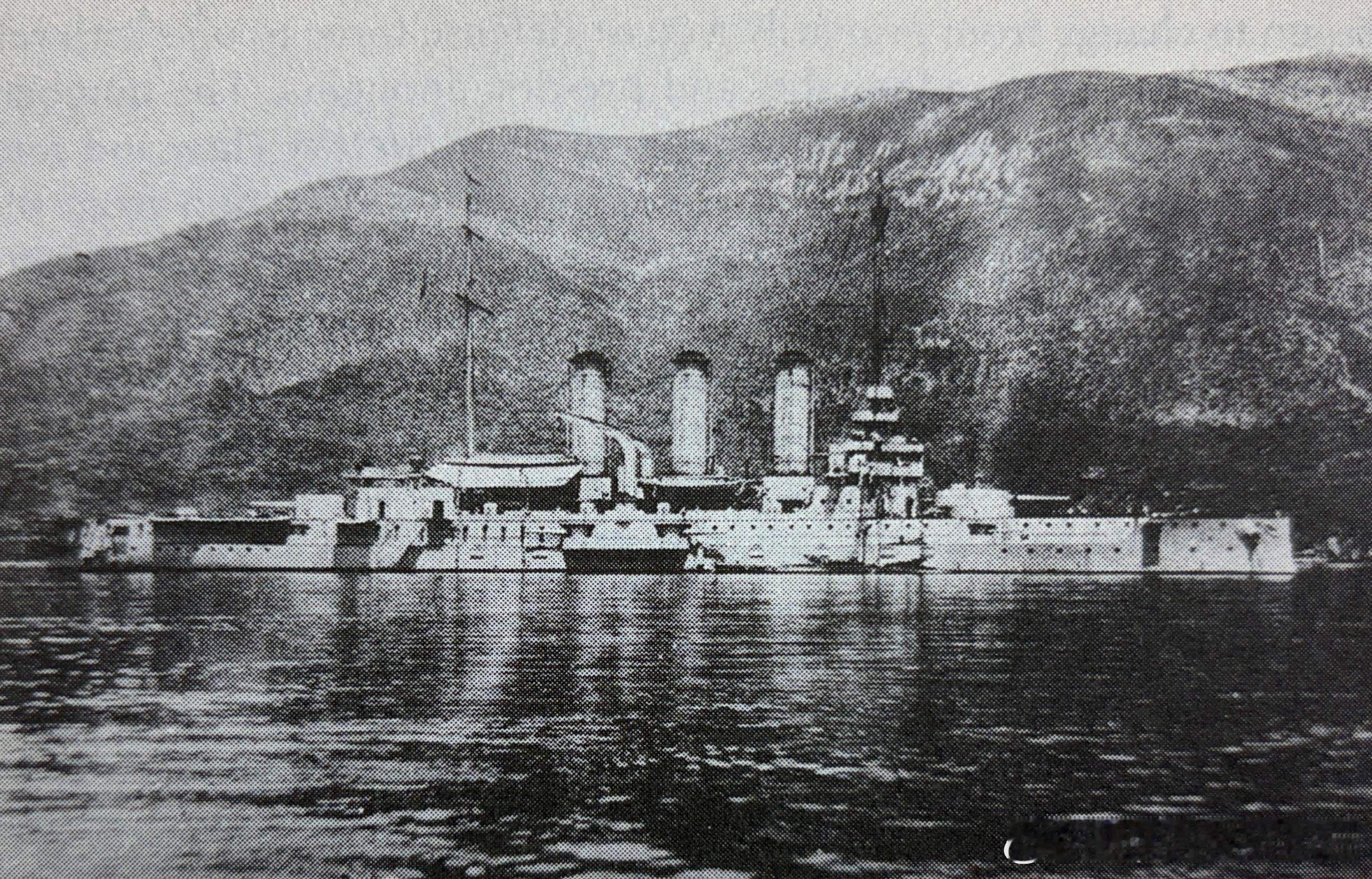 1918年2月在Cattaro卡塔罗叛乱中心的奥匈海军装甲巡洋舰SMSSank