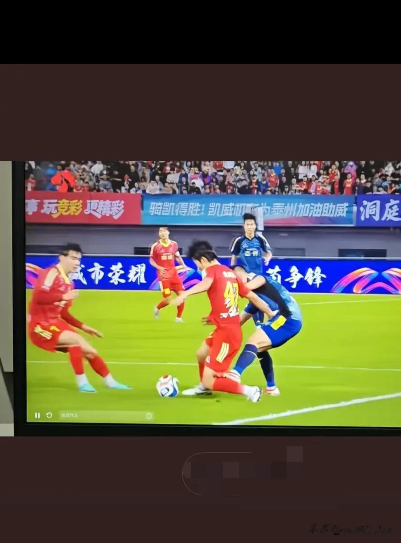 苏超的比赛中，发生一起令人痛心的事件。泰州队和南通队的比赛中，泰州队的球员对南通队的球员故意踩踏，导