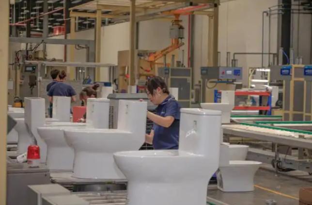 以前美国人从中国买一个马桶200美元，现在从越南买一个230美元，美国人很兴奋，